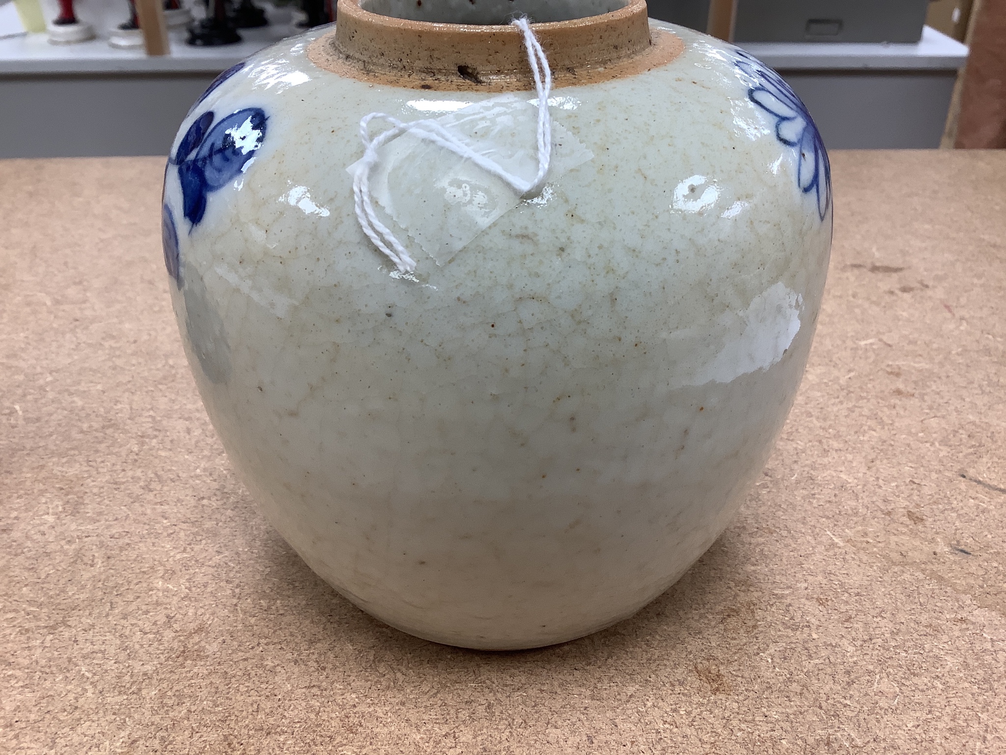 A Chinese blue and white crackle glaze jar and cover, early 20th century, height 12cm (excluding cover)